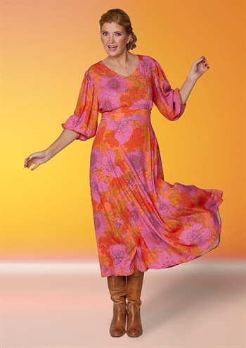 Fersken farvet kjole med skøn pasform i modellen duSuzanna fra du Mild